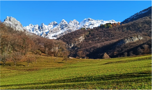 Photo of a snowy mountain top, Italy